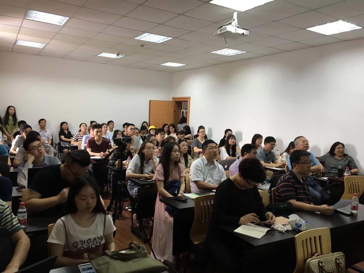 第2届会议现场 — 点击查看原图